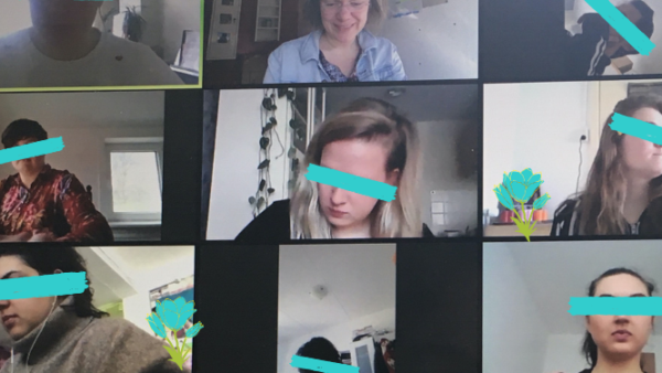 Zoom meeting met studenten die aan het werk zijn