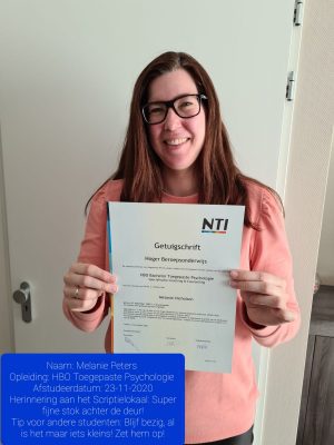 Melanie houdt haar diploma vast