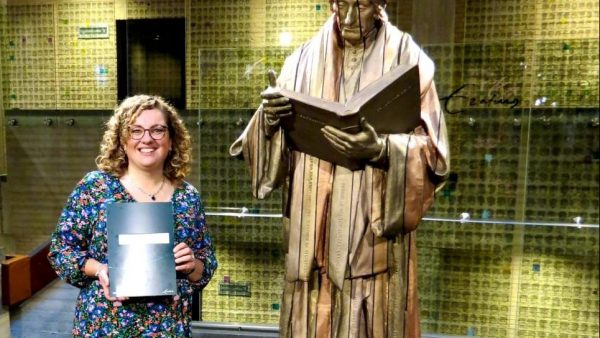 Judith met haar diploma naast Erasmus