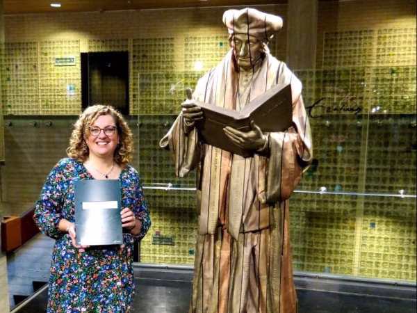 Judith met haar diploma naast Erasmus
