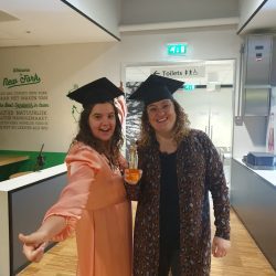 Tanja samen met Judith poserend met hun graduation cap. Vrienden geworden tijdens een scriptieweekend