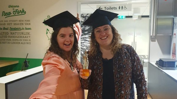 Tanja samen met Judith poserend met hun graduation cap. Vrienden geworden tijdens een scriptieweekend