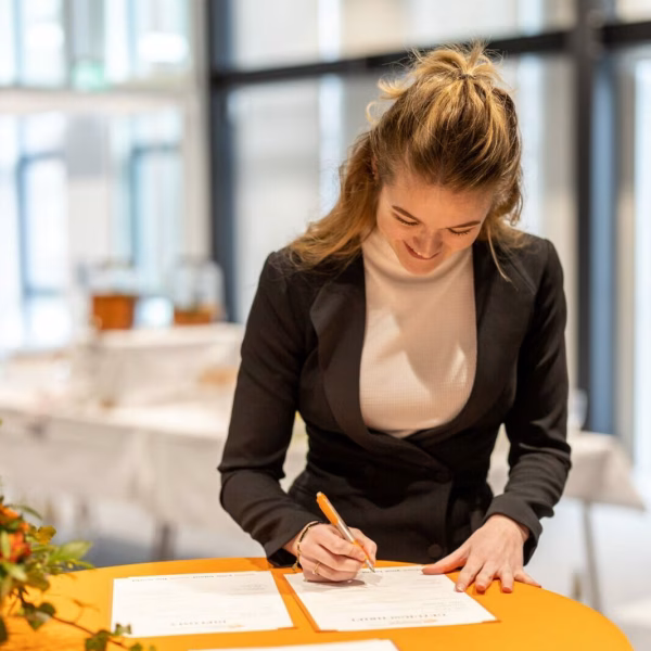 Diplomering; Lieke tekent haar diploma